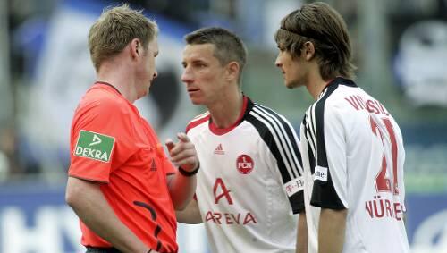 Nichts gesehen, aber die Rote Karte gezückt: Schiedsrichter Christian Fischer (links) schickte Marek Mintal (Mitte) vom Feld. Dario Vidosic kann den Platzverweis nicht verhindern. Nichts gesehen, aber die Rote Karte gezückt: Schiedsrichter Christian Fischer (links) schickte Marek Mintal (Mitte) vom Feld. Dario Vidosic kann den Platzverweis nicht verhindern.