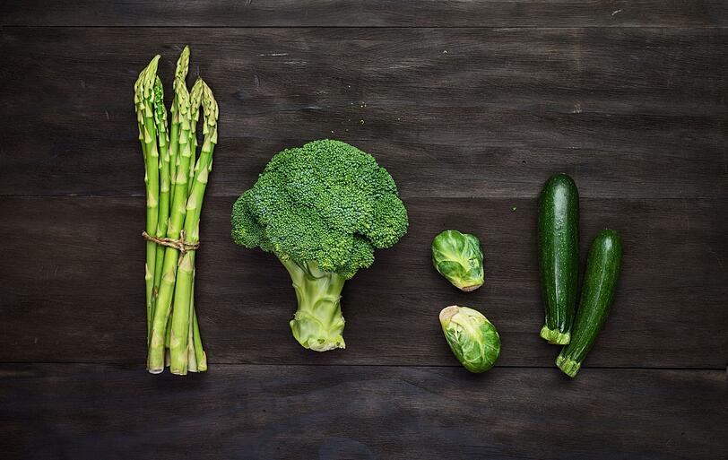 Um aus Gemüse eine schmackhafte Mahlzeit zuzubereiten, muss es nicht gleich zerkocht werden. Außerdem schmeckt es dadurch nicht besser, ganz abgesehen davon, dass beim Kochen viele Vitamine verloren gehen. Frisches, unverarbeitetes Gemüse ist ein Gewinn für Ihren Speiseplan: Es ist leicht, knackig und passt hervorragend zu leckeren Dips. Und das Beste: Sie sparen sich das Kochen! In der Galerie zeigen wir Ihnen Gemüsesorten, bei denen Sie bedenkenlos auch in rohem Zustand zubeißen können ... Um aus Gemüse eine schmackhafte Mahlzeit zuzubereiten, muss es nicht gleich zerkocht werden. Außerdem schmeckt es dadurch nicht besser, ganz abgesehen davon, dass beim Kochen viele Vitamine verloren gehen. Frisches, unverarbeitetes Gemüse ist ein Gewinn für Ihren Speiseplan: Es ist leicht, knackig und passt hervorragend zu leckeren Dips. Und das Beste: Sie sparen sich das Kochen! In der Galerie zeigen wir Ihnen Gemüsesorten, bei denen Sie bedenkenlos auch in rohem Zustand zubeißen können ...