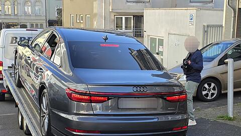 Mit Durchsuchungen ist die Polizei gegen mutma&szlig;liche Goldschmuggler vorgegangen.