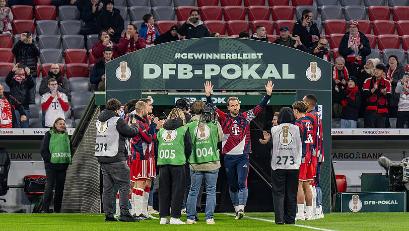 Bekam ein Spalier von den Mitspielern vor dem Aufw&auml;rmen: Weltfu&szlig;baller Harry Kane.