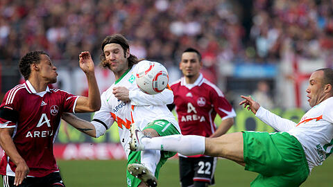 Der Nürnberger Timothy Chandler (l) kämpft mit den Bremern Mikael Silvestre (r) und Torsten Frings (M) um den Ball.