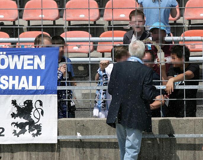 Frust beim Junioren-Spiel gegen Lautern: Löwenfans beschimpfen Dieter Schneider und verpassen dem Löwen-Präsident eine Bierdusche. Die Bilder