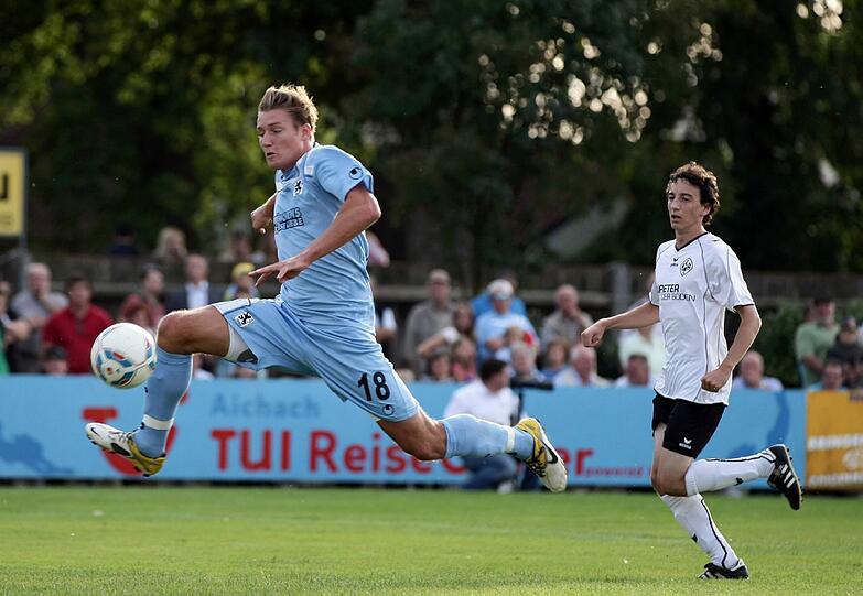 Der TSV 1860 kommt beim Landesligisten Aichach zu einem mühsamen 3:1. Neben Necat Aygün feiert auch Collin Benjamin sein Comeback. Und Ersatzkeeper Tank durfte Stürmer spielen. Die Bilder von der Partie.
