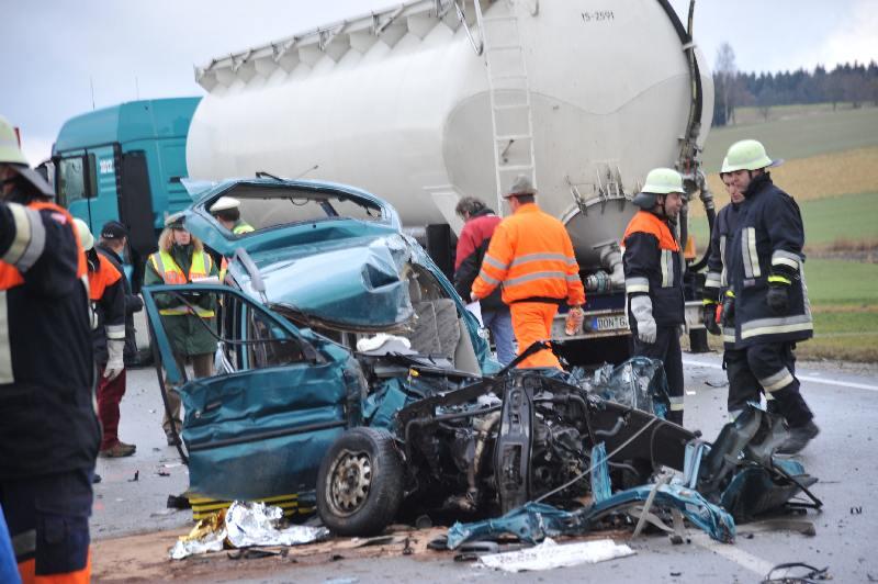 Horror-Unfall auf der B 299: Ein Rentner rast beim Überholen frontal in einen entgegenkommenden Sattelschlepper. Der 70-jährige Fahrer starb noch am Unfallort.