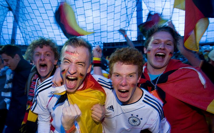 München feiert mit der Nationalelf: Auch während und nach des Dänemark-Spiel jubelten die Fußballlfans wieder ausgelassen in den Biergärten und auf der Leopoldstraße. Der Großteil der Anhänger verhielt sich dabei friedlich, vereinzelt musste die Polizei allerdings beim Public Viewing im Olympiastadion und im Englischen Garten eingreifen.