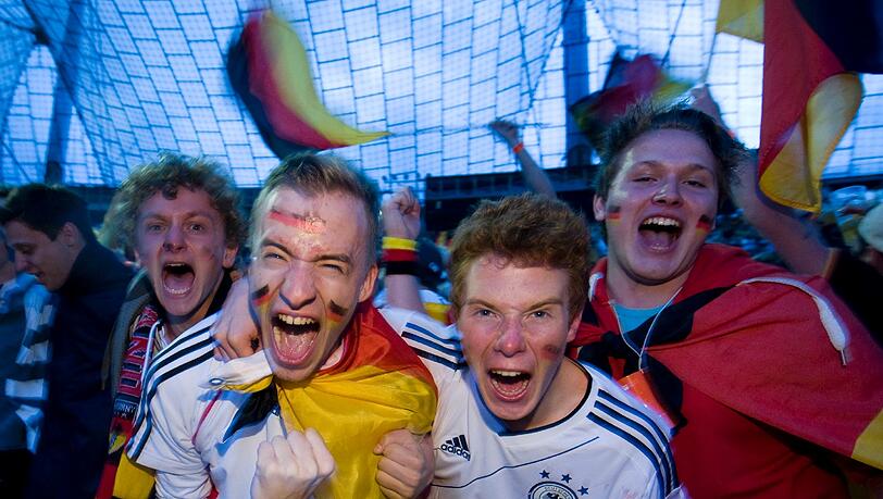 München feiert mit der Nationalelf: Auch während und nach des Dänemark-Spiel jubelten die Fußballlfans wieder ausgelassen in den Biergärten und auf der Leopoldstraße. Der Großteil der Anhänger verhielt sich dabei friedlich, vereinzelt musste die Polizei allerdings beim Public Viewing im Olympiastadion und im Englischen Garten eingreifen.