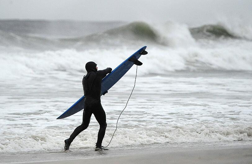 Vollkommen verrückt: Surf-Freaks nutzen die Horror-Welle für den Höllen-Ritt
