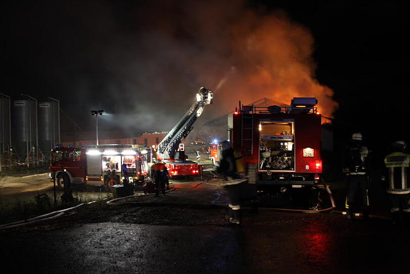 Spektakuläre Bilder: In Gangkofen (Landkreis Rottal-Inn) ist eine Lagerhalle durch ein Feuer vollständig zerstört worden. Die Feuerwehr kämpfte gegen die Flammen.