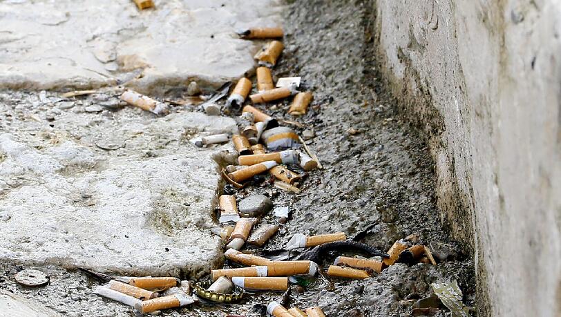 Zigarettenkippen bleiben tagelang liegen. Eine einzige Kippe vergiftet 40 Liter Isarwasser. Viele Fische sterben deswegen.