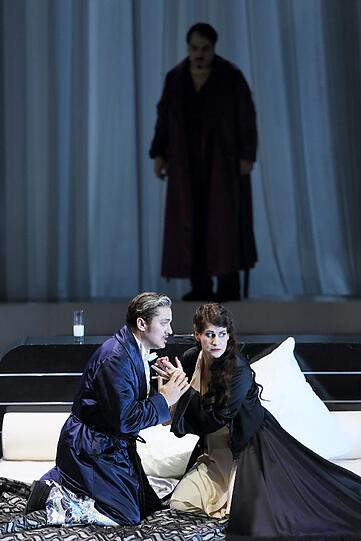 Dreiecksbeziehung: Piotr Beczala (li.), Anja Harteros und George Petean in &bdquo;Un ballo in maschera&ldquo;.