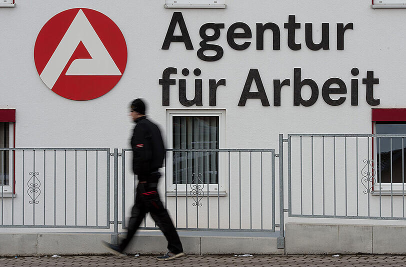 Im weiteren Jahresverlauf rechnet die Bundesagentur für Arbeit (BA) mit einer moderaten Zunahme der Zahl der Jobsucher - vor allem durch die große Zahl von Flüchtlingen. Foto: Sebastian Kahnert/Illustration