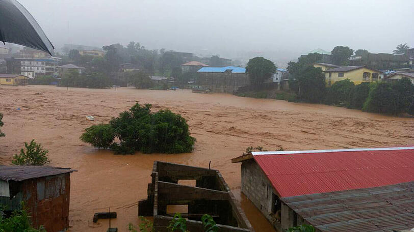 Überflutete Straße in Freetown. Überschwemmungen haben in Sierra Leone eine verheerende Schlammlawine ausgelöst. Die Bilder.