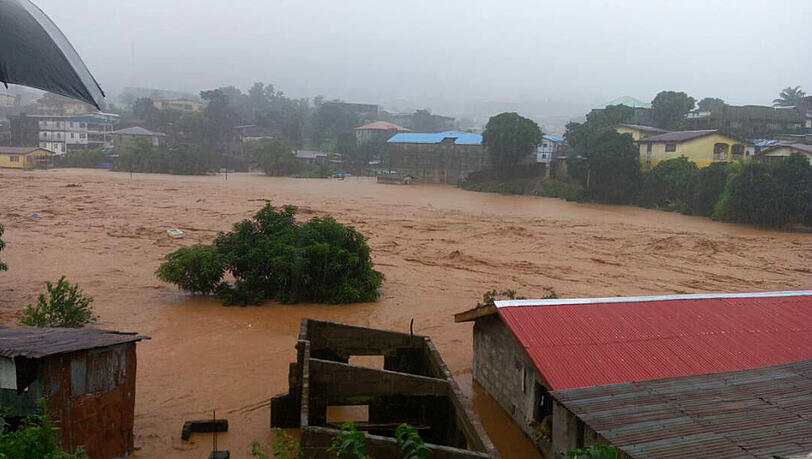 Überflutete Straße in Freetown. Überschwemmungen haben in Sierra Leone eine verheerende Schlammlawine ausgelöst. Die Bilder.