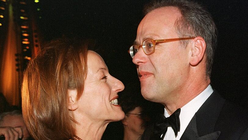 Unvergessen aus 2001: Die Pool-Fotos vom damaligen Verteidigungsminister Rudolf Scharping und Gräfin Kristina Pilati, während deutsche Soldaten kurz vor dem Mazedonien-Einsatz standen. 2016 trennte sich das Ehepaar. Unvergessen aus 2001: Die Pool-Fotos vom damaligen Verteidigungsminister Rudolf Scharping und Gräfin Kristina Pilati, während deutsche Soldaten kurz vor dem Mazedonien-Einsatz standen. 2016 trennte sich das Ehepaar.