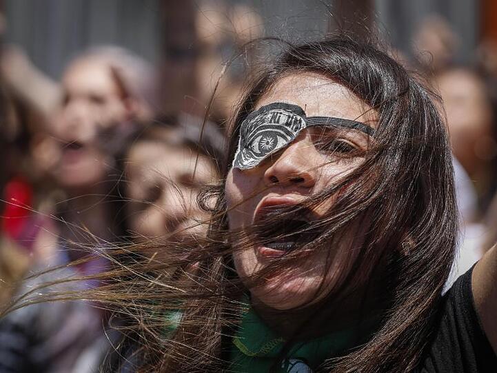 "Ni una menos" (Nicht eine weniger) steht auf dem Augenpflaster einer Demonstrantin bei einem Protest gegen die Gewalt gegen Frauen.