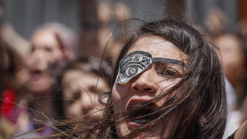 "Ni una menos" (Nicht eine weniger) steht auf dem Augenpflaster einer Demonstrantin bei einem Protest gegen die Gewalt gegen Frauen. "Ni una menos" (Nicht eine weniger) steht auf dem Augenpflaster einer Demonstrantin bei einem Protest gegen die Gewalt gegen Frauen.