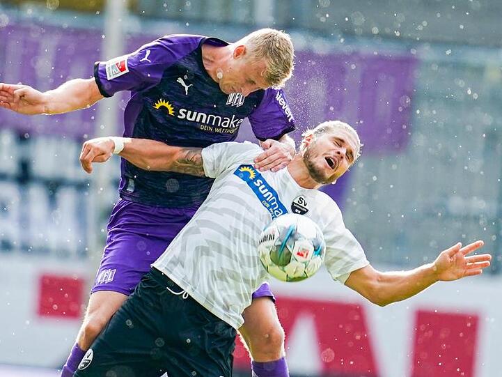 Osnabrücks Lukas Gugganig (l) ist im Luftduell mit Sandhausens Rurik Gislason obenauf.