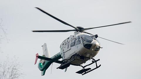 Polizeihubschrauber im Einsatz. Foto: Armin Weigel/dpa/Symbolbild