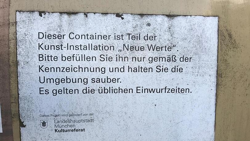 Glascontainer als Kunst? Dieser Zettel klebt an einem Braunglascontainer in der Freyung.