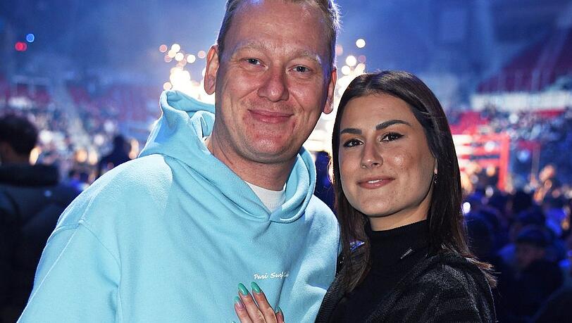 Streamer Knossi und Partnerin Lia Mitrou wollen den Bund f&uuml;rs Leben eingehen.