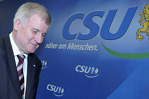 Horst Seehofer sollte als neuer Parteivorsitzender der CSU für Beständigkeit und Einigkeit sorgen. Die kritischen Stimmen aus den eigenen Reihen werden jedoch immer lauter.