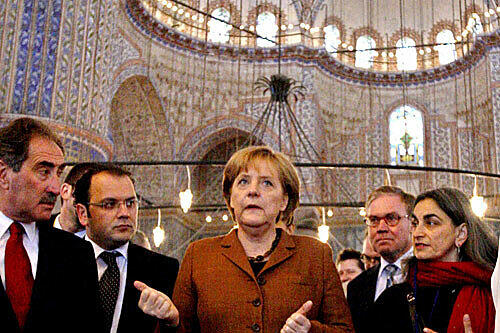 "Dürfen Frauen beim Beten hier eigentlich auch nach vorne kommen", will Angela Merkel in der blauen Moschee wissen