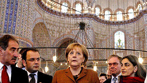 "Dürfen Frauen beim Beten hier eigentlich auch nach vorne kommen", will Angela Merkel in der blauen Moschee wissen "Dürfen Frauen beim Beten hier eigentlich auch nach vorne kommen", will Angela Merkel in der blauen Moschee wissen