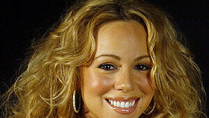 Das war knapp! Mariah Carey ist um haaresbreite einem Busen-Unglück entgangen. Dass sie sich mit ihren üppigen Kurven auch immer in zu enge Kleider zwängen muss... Das war knapp! Mariah Carey ist um haaresbreite einem Busen-Unglück entgangen. Dass sie sich mit ihren üppigen Kurven auch immer in zu enge Kleider zwängen muss...