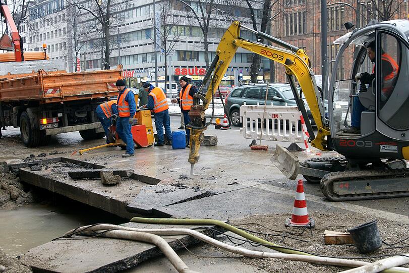 Mit schwerem Gerät rückte die Feuerwehr an. Die Wassermassen mussten abgepumpt werden.