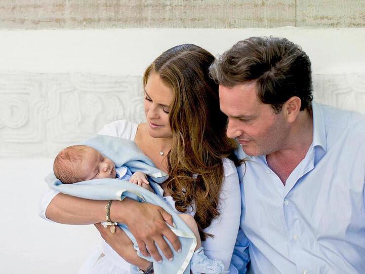15. Juni: Geburt in Schweden: Bei der Hochzeit ihres Bruders zwei Tage zuvor war sie noch kugelrund: Prinzessin Madeleine von Schweden (33). Doch nur zwei Tage später hielt sie den Grund dafür in ihren Armen: Baby Nicolas von Schweden erblickte am 15. Juni im Heimatland seiner Mutter das Licht der Welt. Auch Schwesterchen Leonore von Schweden, die am 20. Februar 2014 in New York zur Welt kam, und Papa Christopher O'Neill (41) waren überglücklich.