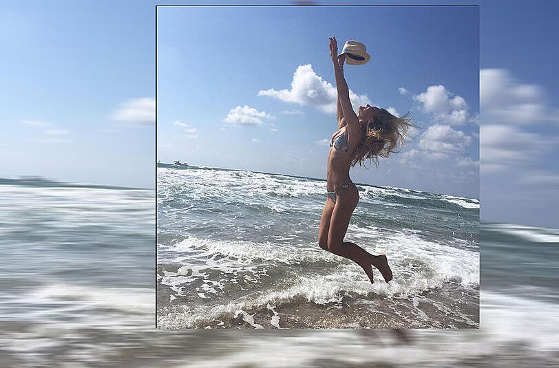 Sonne, Strand und gute Laune. Bar Refaeli hat auf diesem Bild sichtlich Spaß.