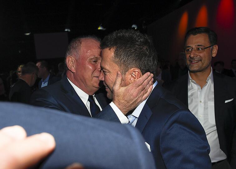 Herzig: Uli Hoeneß tätschelt Lothar Matthäus.