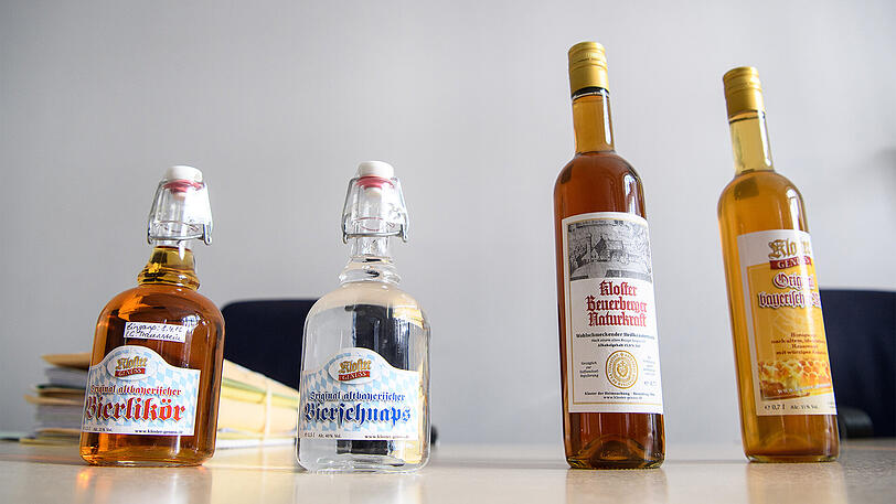 So sehen sie aus: Die Flaschen der Marke "Bayerischer Bierlikör", die durch die Vertriebsfirma "Kloster Genuss" des Beklagten Schneider vertrieben wurden.