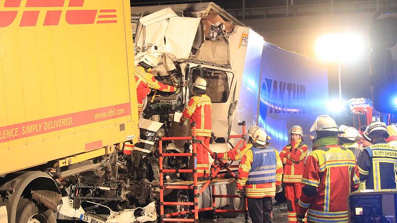 Tödlicher Unfall auf der A3: Ein Lkw-Fahrer übersah das Stauende...