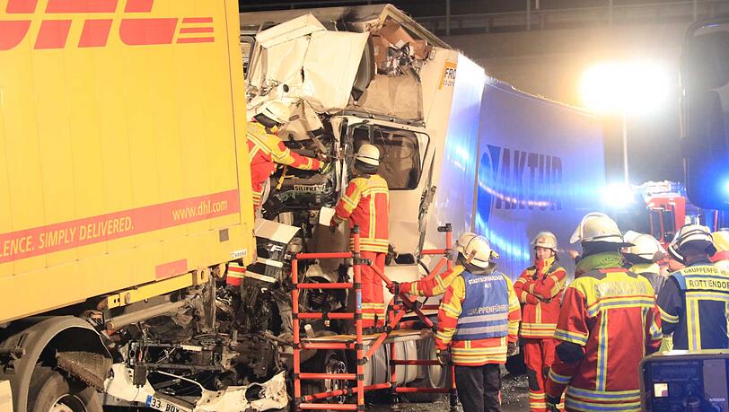 Tödlicher Unfall auf der A3: Ein Lkw-Fahrer übersah das Stauende... Tödlicher Unfall auf der A3: Ein Lkw-Fahrer übersah das Stauende...