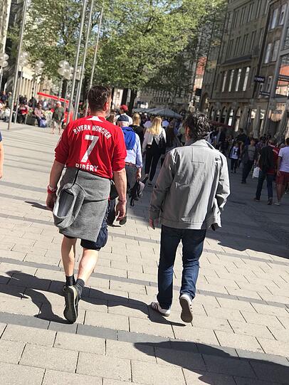 Anhänger des FC Bayern und Fans von Real Madrid gemeinsam in der Münchner Innenstadt. Klicken Sie sich durch die Bilder.
