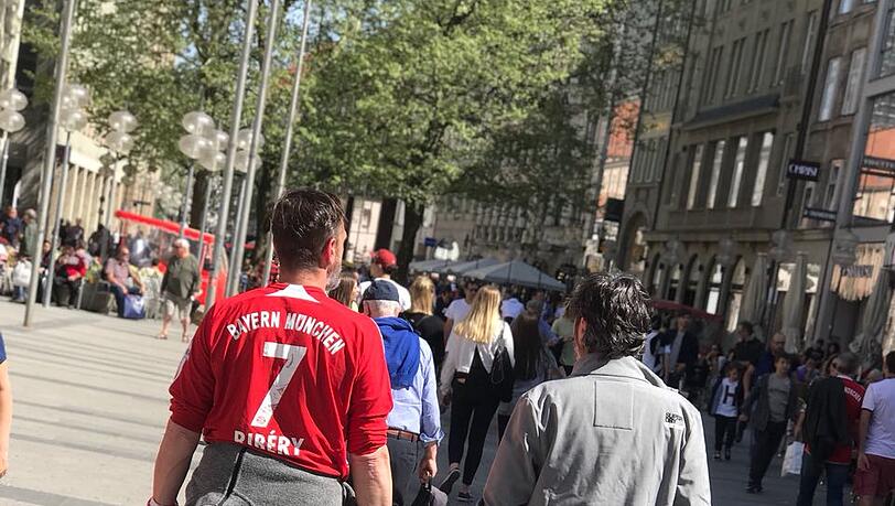 Anhänger des FC Bayern und Fans von Real Madrid gemeinsam in der Münchner Innenstadt. Klicken Sie sich durch die Bilder. Anhänger des FC Bayern und Fans von Real Madrid gemeinsam in der Münchner Innenstadt. Klicken Sie sich durch die Bilder.