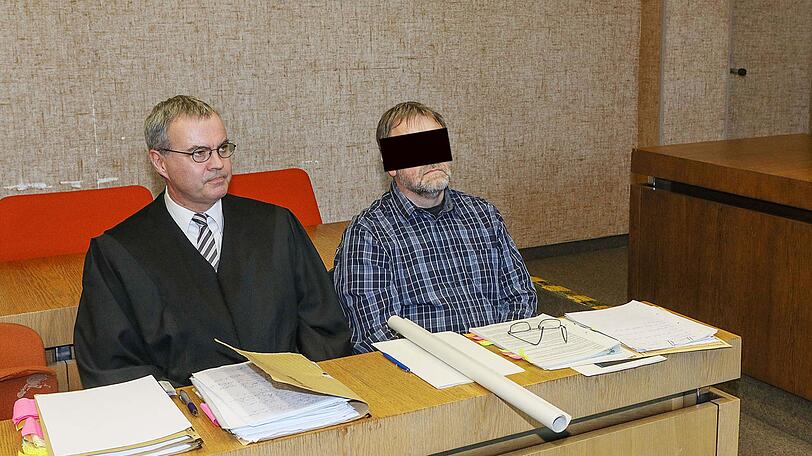 Der Angeklagte mit seinem Anwalt.