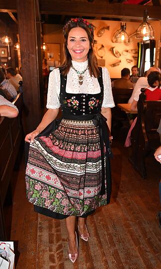 Top: Gitta Saxx erinnert mit der Tracht an ihre Heimat. Sie wuchs im Schwarzwald auf.