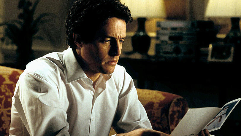 Hugh Grant blättert als Premierminister in "Tatsächlich... Liebe" durch seine Post - und findet durch eine Postkarte zu seiner wahren Liebe. Hugh Grant blättert als Premierminister in "Tatsächlich... Liebe" durch seine Post - und findet durch eine Postkarte zu seiner wahren Liebe.
