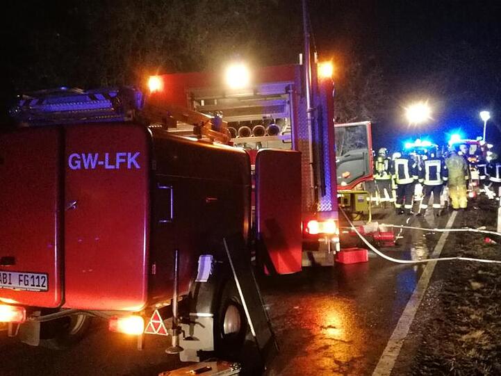 Feuerwehr und Rettungskräfte an der Unfallstelle auf einer Landstraße bei Köthen.