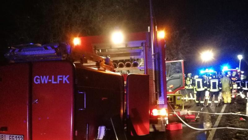 Feuerwehr und Rettungskräfte an der Unfallstelle auf einer Landstraße bei Köthen. Feuerwehr und Rettungskräfte an der Unfallstelle auf einer Landstraße bei Köthen.