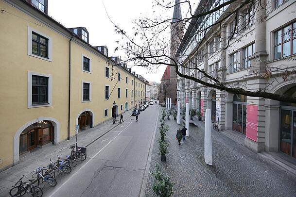 Von oben: der Salvatorplatz mit dem Rest des alten Theatinerklosters (r.). Von oben: der Salvatorplatz mit dem Rest des alten Theatinerklosters (r.).
