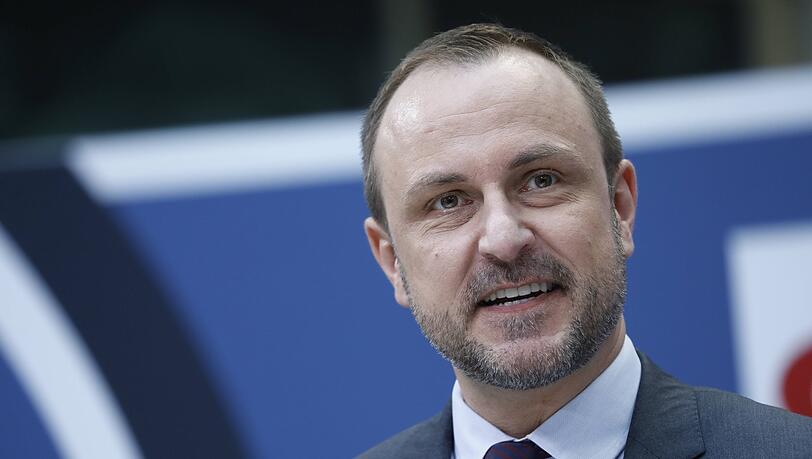 "Das aktuelle Ziel der AfD ist nicht der Faschismus, sondern Schritt für Schritt, genau wie Viktor Orbán in Ungarn, die demokratischen liberalen Kontrollinstanzen unwirksam zu machen: die Gerichte, die Medien, das Parlament", sagt Peter R. Neumann im AZ-Interview. "Das aktuelle Ziel der AfD ist nicht der Faschismus, sondern Schritt für Schritt, genau wie Viktor Orbán in Ungarn, die demokratischen liberalen Kontrollinstanzen unwirksam zu machen: die Gerichte, die Medien, das Parlament", sagt Peter R. Neumann im AZ-Interview.