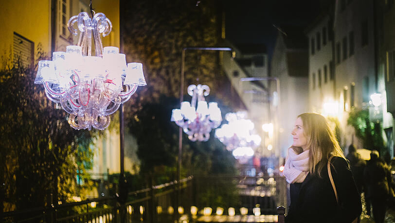 Augsburg leuchtet – diese Aktion schafft in den Gassen, Höfen und an den Kanälen eine zauberhafte Weihnachtsstimmung. Augsburg leuchtet – diese Aktion schafft in den Gassen, Höfen und an den Kanälen eine zauberhafte Weihnachtsstimmung.