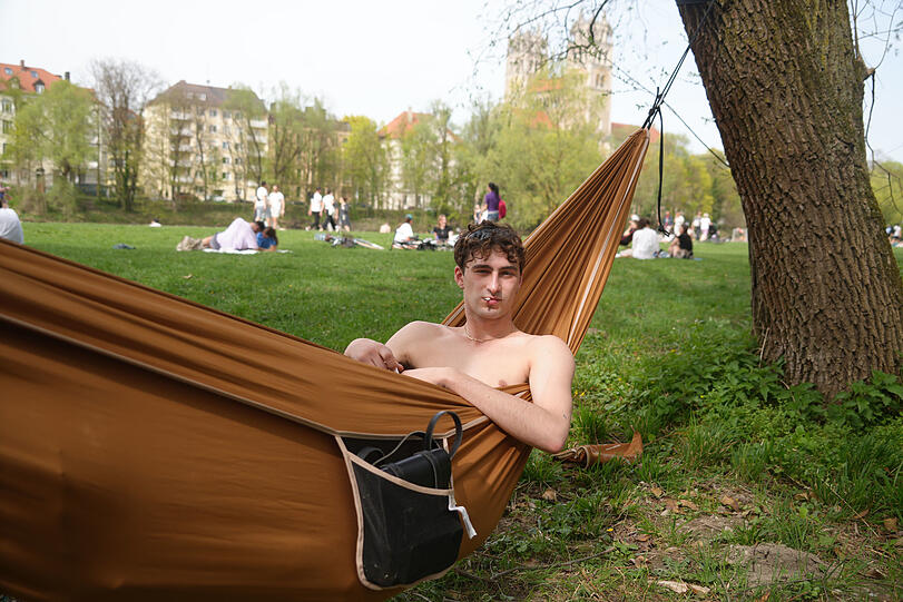 So lässt es sich aushalten: Gian (25) in der Hängematte mit normaler Zigarette an der Isar.