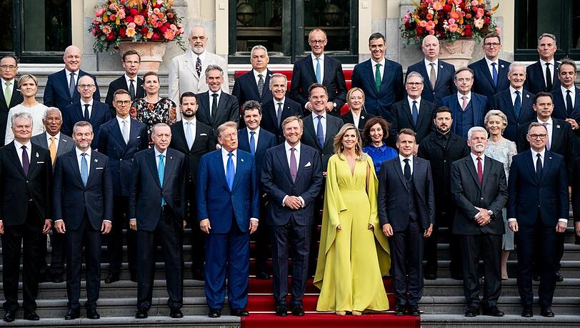 Das traditionelle Gruppenfoto beim NATO-Dinner: König Willem-Alexander (Mitte) und Königin Máxima flankiert von Trump und Macron.