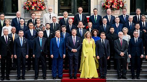 Das traditionelle Gruppenfoto beim NATO-Dinner: König Willem-Alexander (Mitte) und Königin Máxima flankiert von Trump und Macron.