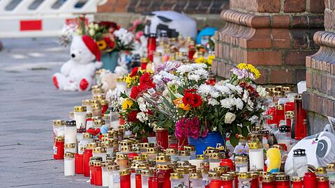 Auch Plüschtiere und handgeschriebene Zettel erinnern an Fabian, der mutmaßlich einem Gewaltverbrechen zum Opfer fiel.