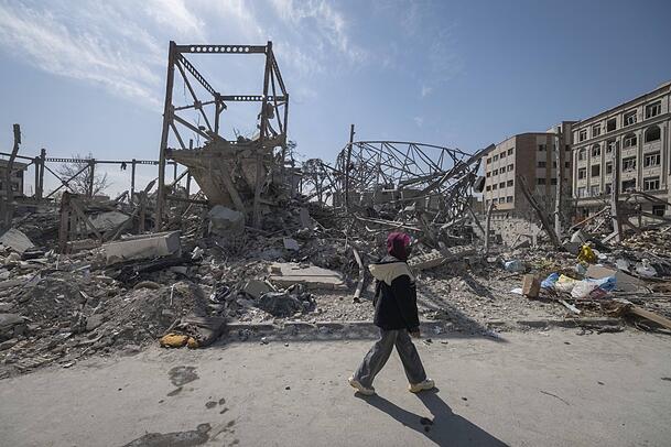 Eine Iranerin geht an einer völlig zerstörten Polizeistation in Teheran vorbei. Eine Iranerin geht an einer völlig zerstörten Polizeistation in Teheran vorbei.